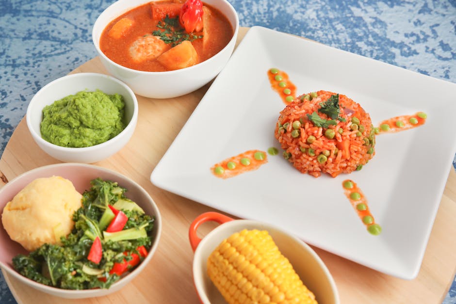 Assiette de ragoût servi avec du riz blanc