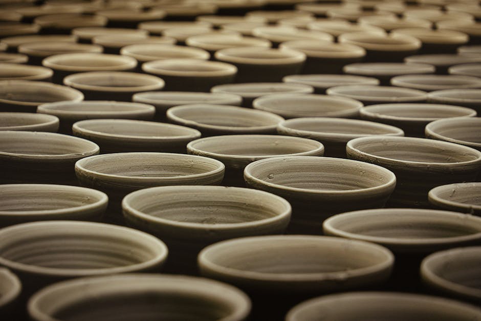 Pot en terre cuite posé sur un plan de travail