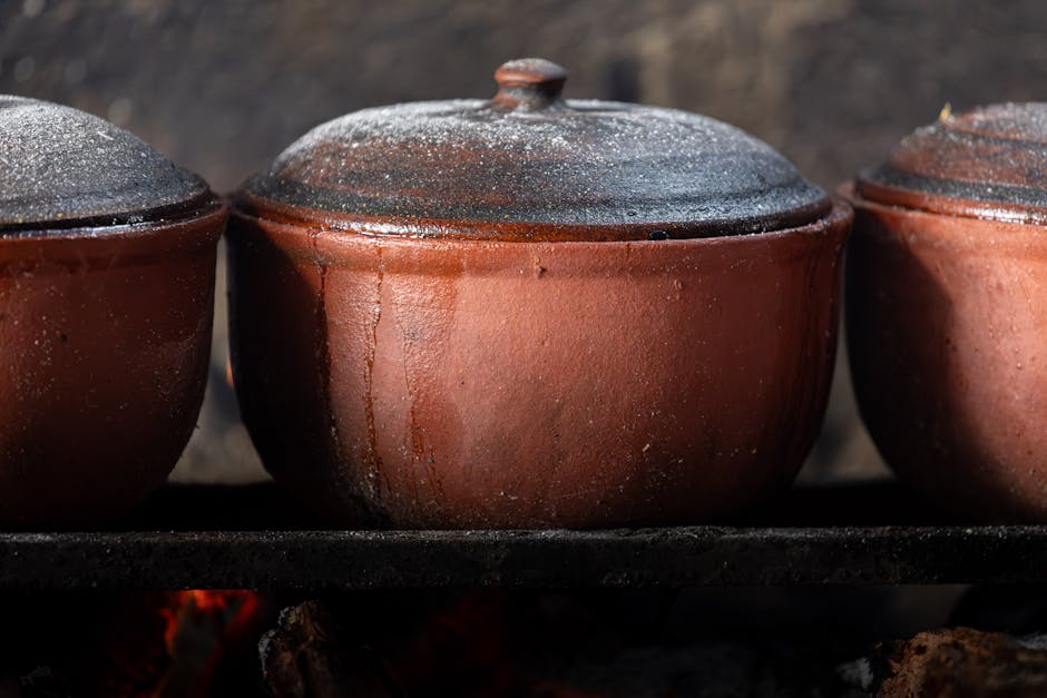 Pots en terre cuite chauffant sur un feu ouvert