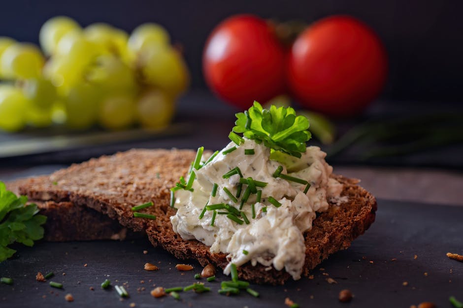 Planche de fromage frais accompagnée d'herbes ciselées